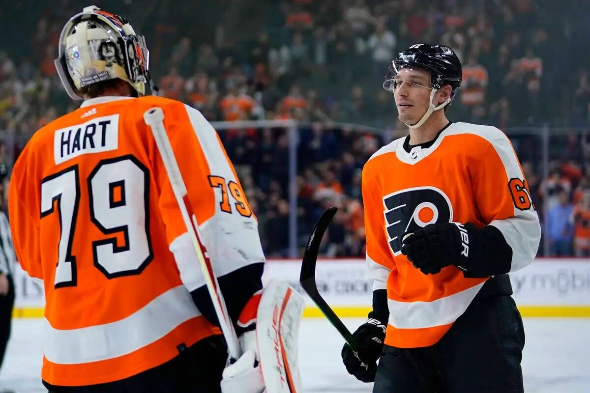 Justin Braun de los Philadelphia Flyers, a la derecha, y Carter Hart celebran después de un go ...
