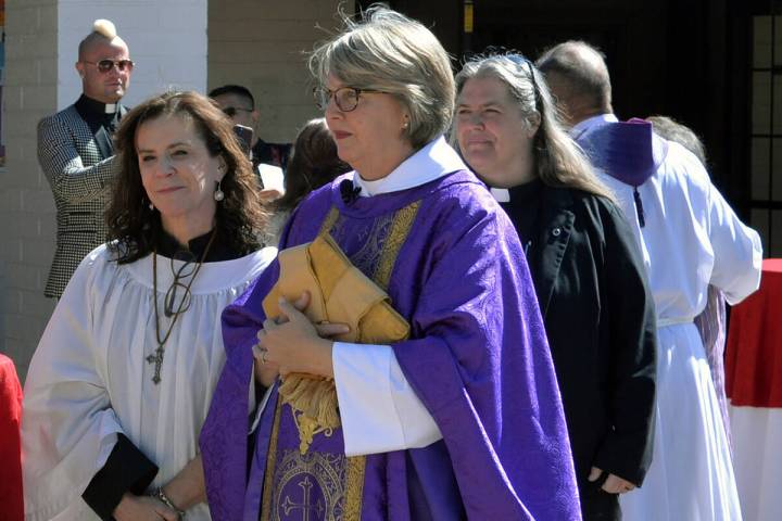 La reverenda Elizabeth Bonforte Gardner fue consagrada como obispo Episcopal de Nevada mediante ...