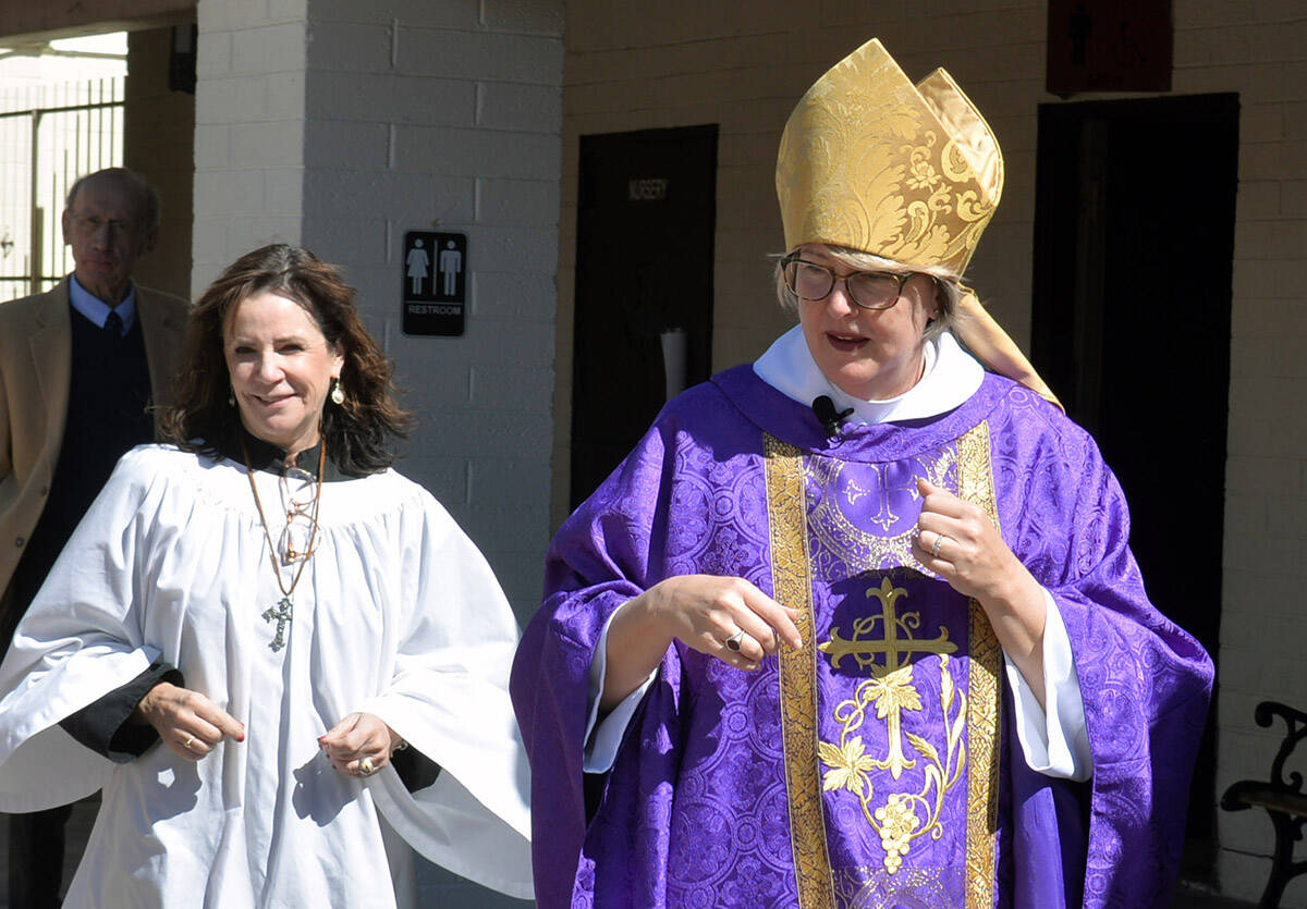 La reverenda Elizabeth Bonforte Gardner fue consagrada como obispo Episcopal de Nevada mediante ...