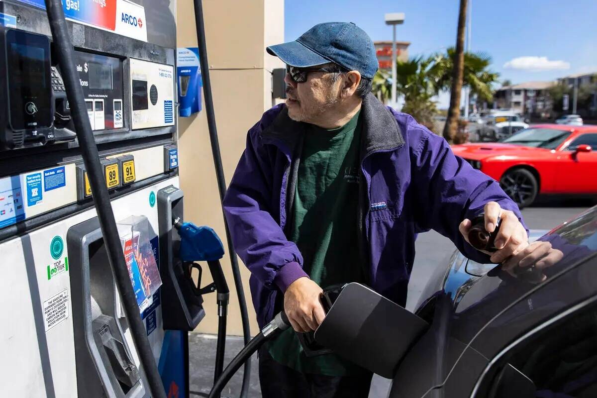 Ken Yamaguchi, de Las Vegas, carga gasolina en Arco, en Charleston Boulevard, el lunes 7 de mar ...