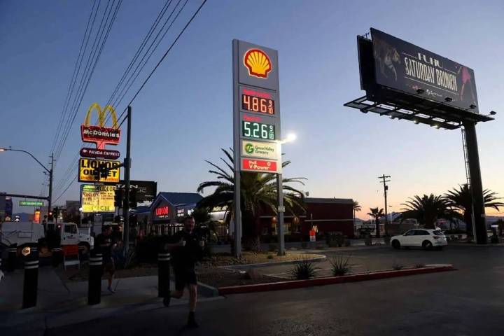 Los precios de la gasolina en una estación en Las Vegas Boulevard y Four Seasons Drive en Las ...