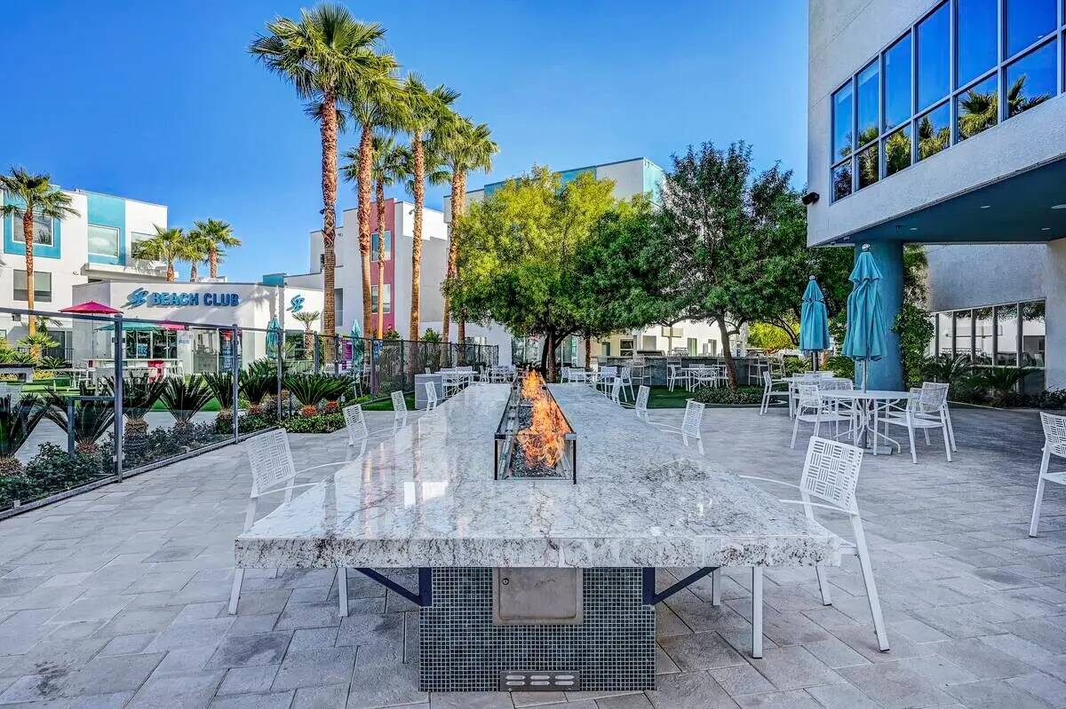 El complejo de apartamentos South Beach de Las Vegas, visto aquí, se vendió recientemente por ...