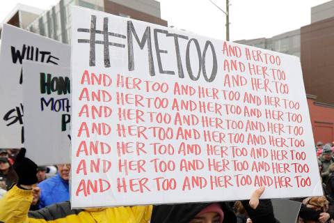 ARCHIVO.- Una manifestante lleva un cartel con el popular hashtag de Twitter #MeToo utilizado p ...