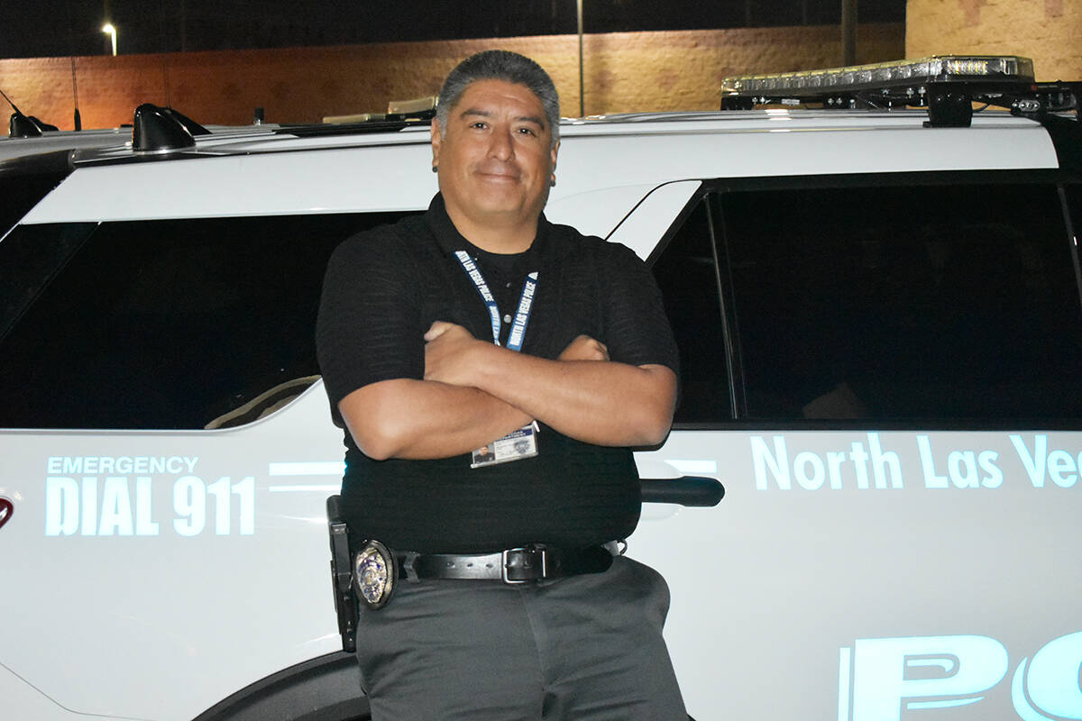 El oficial Teodoro Méndez Jr. es el coordinador del Programa Explorer, dedicado a jóvenes de ...