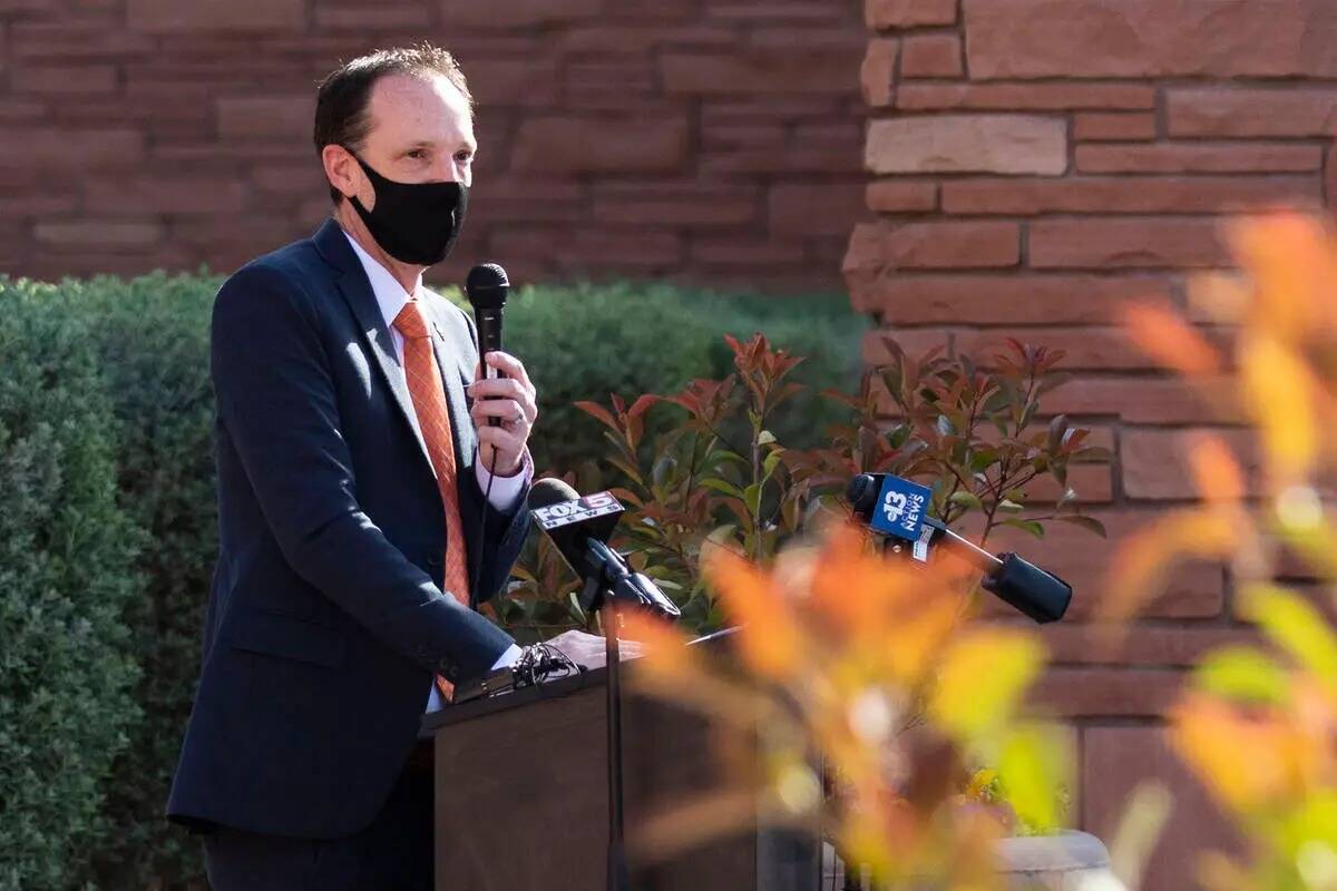 El comisionado Justin Jones habla durante una conferencia de prensa en el exterior del edificio ...