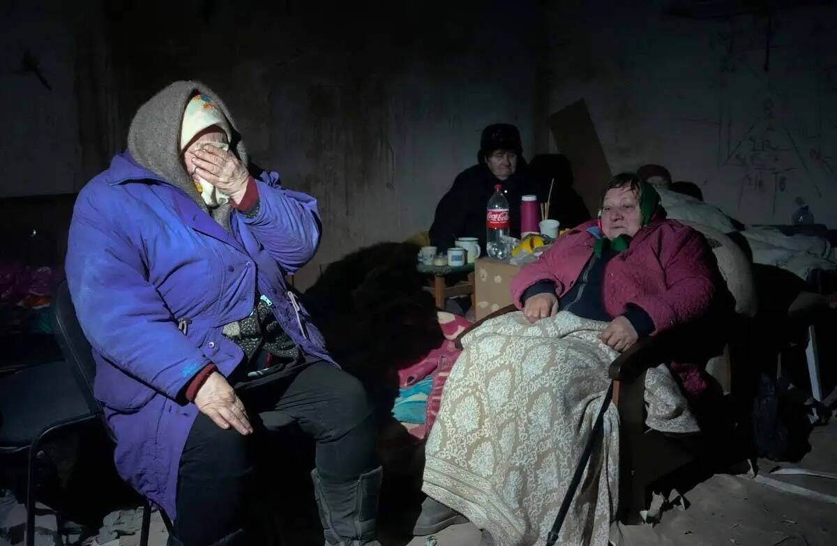 Ancianos residentes se esconden en un sótano para refugiarse sin electricidad, agua ni comida ...