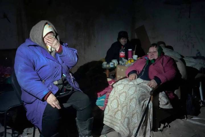 Ancianos residentes se esconden en un sótano para refugiarse sin electricidad, agua ni comida ...