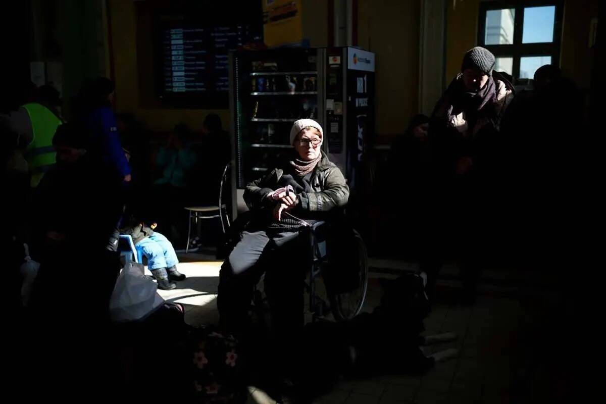 Refugiados ucranianos esperan en la estación de tren de Przemysl, al sureste de Polonia, el vi ...