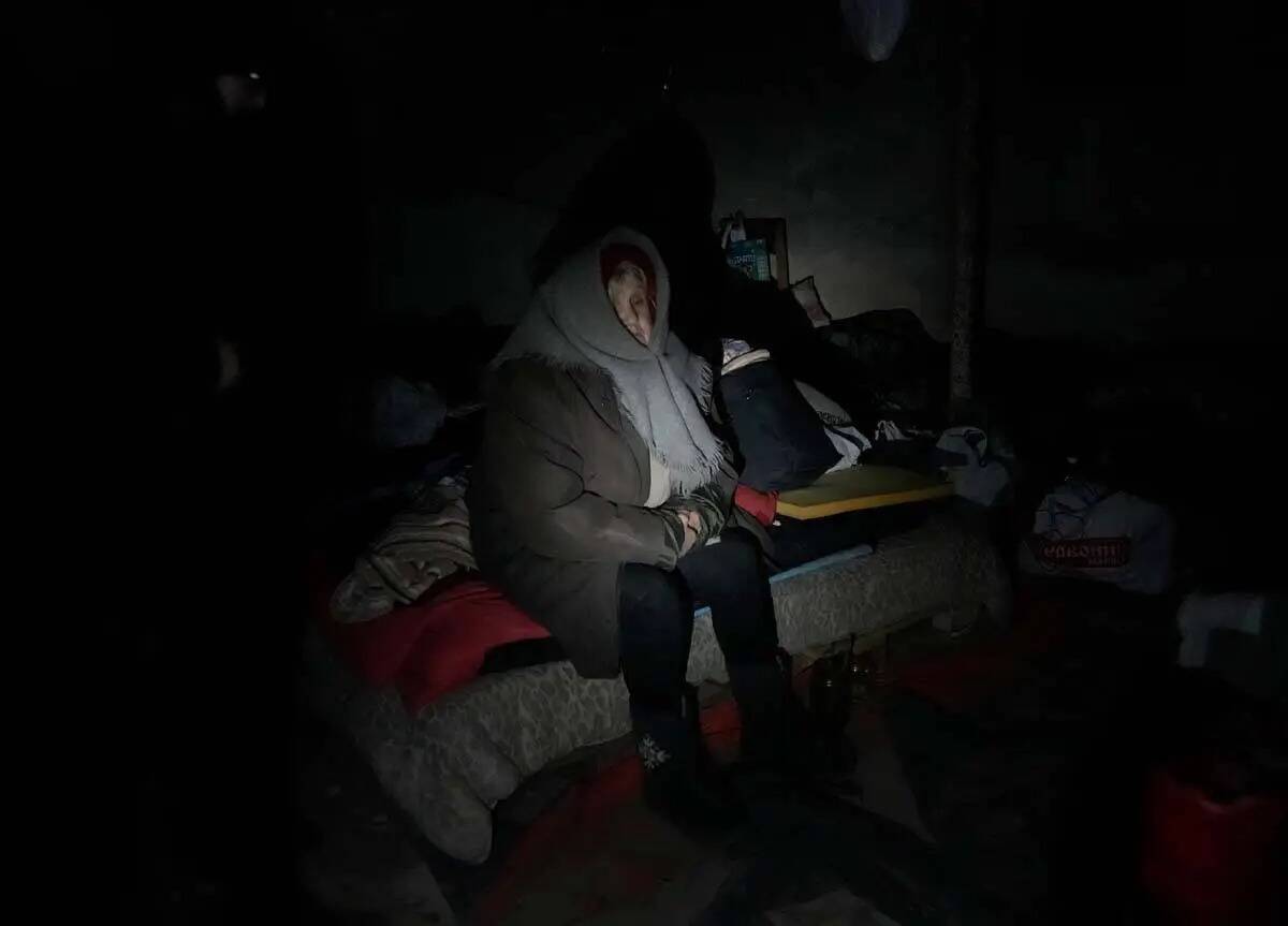 Un anciano residente se esconde en un sótano para refugiarse sin electricidad, agua ni comida ...