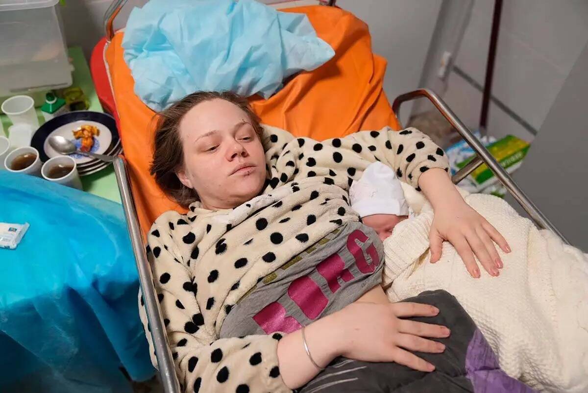 Mariana Vishegirskaya yace en una cama de hospital tras dar a luz a su hija Veronika, en Mariup ...