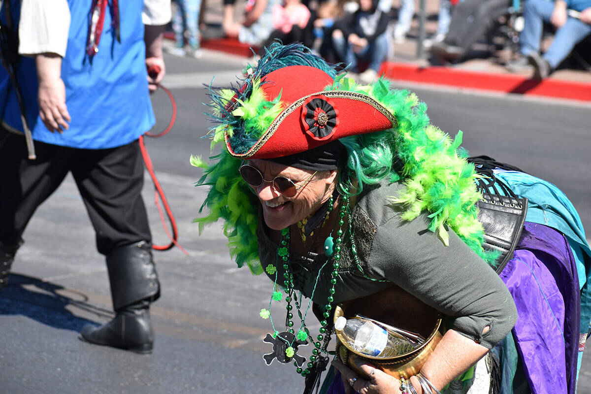 Ameno festival y colorido 54 avo Desfile Anual honrando el "Día de San Patricio" en el sur de ...