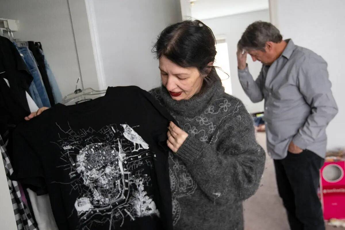 Mihaela Steyer muestra una de las camisetas favoritas de su difunto hijo. "Ya no sé cómo sonr ...