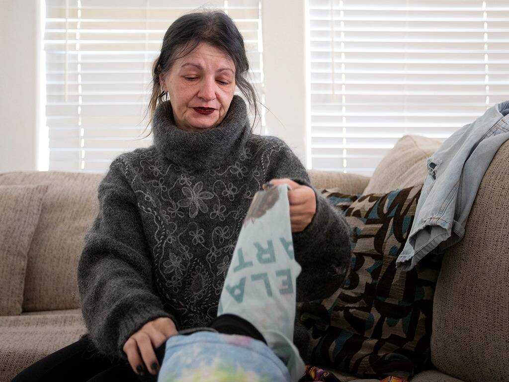 Mihaela Steyer llora mientras revive los recuerdos de su difunto hijo, Louis, en su casa de Las ...