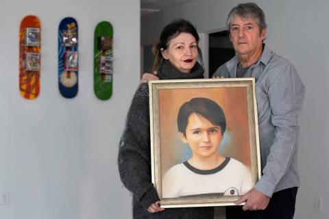 Mihaela y Tom Steyer sostienen un cuadro de su hijo Louis, de 16 años, que murió en julio tra ...