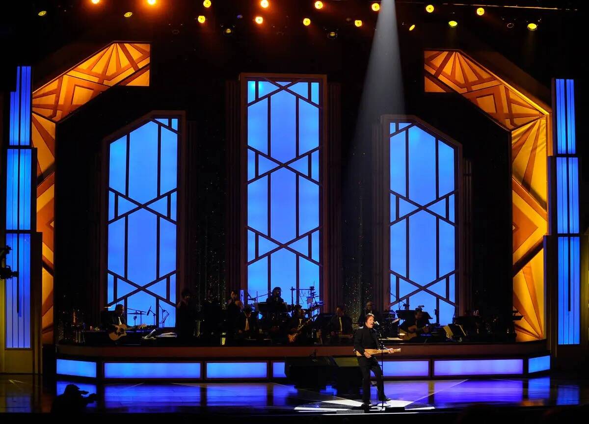 El cantante John Fogerty se presenta durante la noche de apertura del Smith Center for the Perf ...