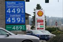 Los precios de la gasolina se muestran el lunes 7 de marzo de 2022 en Tumwater, Washington. Los ...