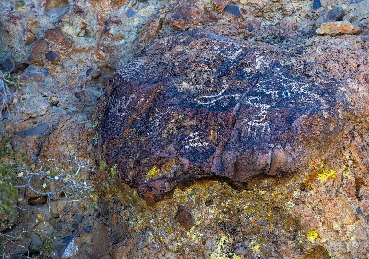 Petroglifos cubren los afloramientos rocosos que reflejan la larga historia y el carácter sagr ...