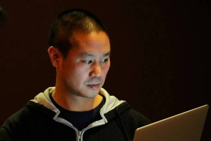El CEO de Zappos, Tony Hsieh, trabaja en su laptop antes del inicio del evento LaunchUp Las Veg ...