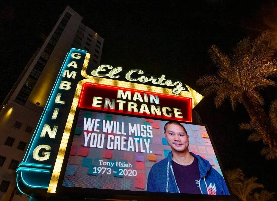 Un letrero en El Cortez muestra un homenaje al ex CEO de Zappos y fundador de Downtown Project, ...