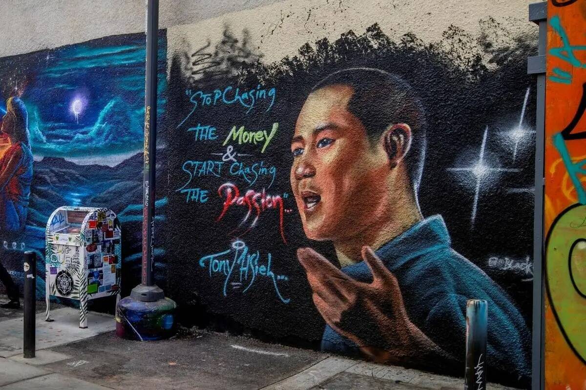 Un mural dedicado a Tony Hsieh en DT Alley, cerca de Fremont y 6th Street, en el centro de Las ...