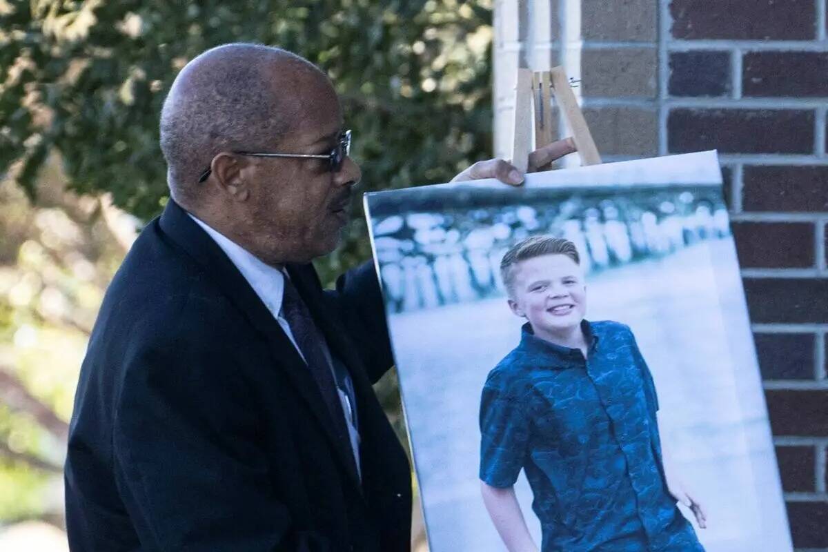 Una fotografía de Rex Patchett, de 13 años, es llevada a la Iglesia de Jesucristo de los Sant ...