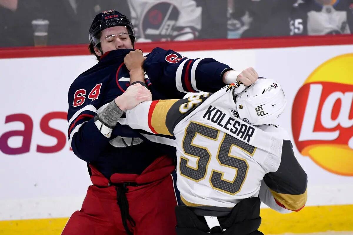 Logan Stanley (64) de los Winnipeg Jets pelea con Keegan Kolesar (55) de los Vegas Golden Knigh ...