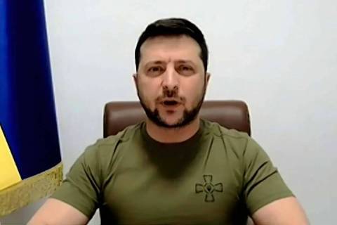 En esta imagen de video proporcionada por la House Television, el presidente ucraniano Volodymy ...
