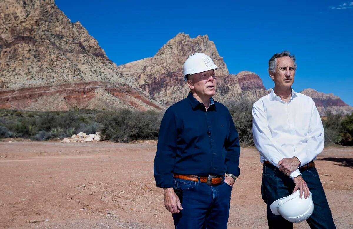 Joel Laub, a la izquierda, y Randall Jones hablan de The Reserve at Red Rock Canyon, una empres ...