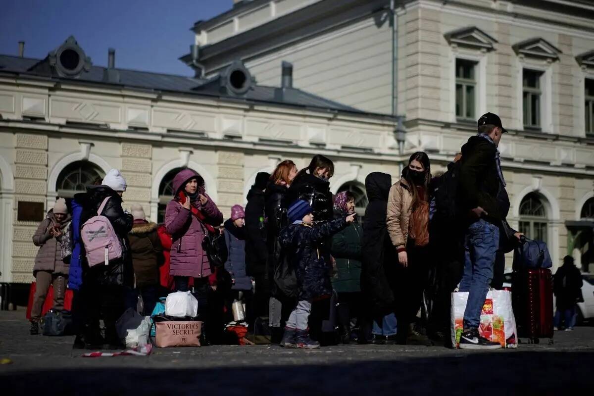 Refugiados que huyeron de la guerra en Ucrania esperan frente a la estación de tren de Przemys ...