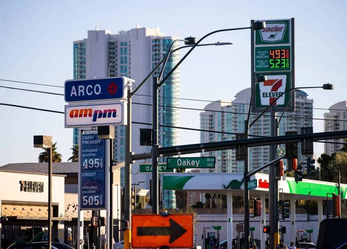 El aumento de los precios de la gasolina se ve en las gasolineras Arco y Sinclair el lunes 14 d ...