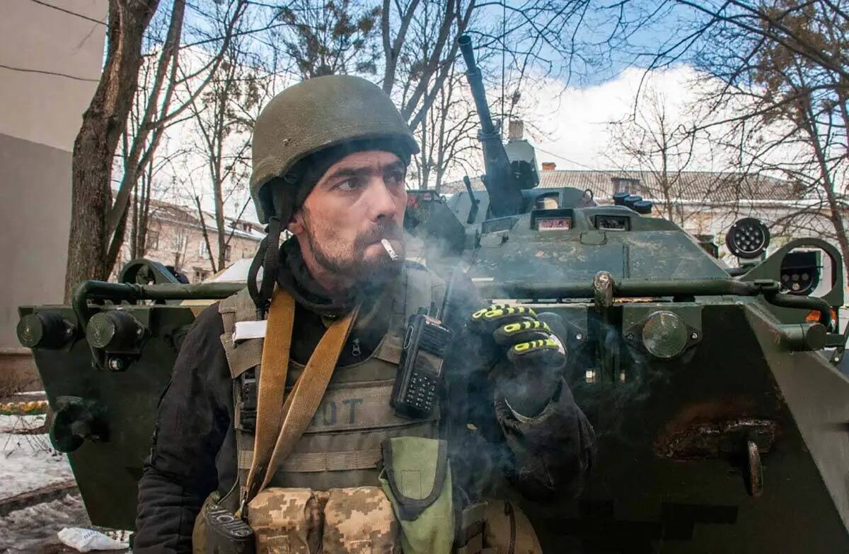 Un voluntario de las Fuerzas de Defensa Territorial de Ucrania fuma en Jarkov, Ucrania, el mié ...