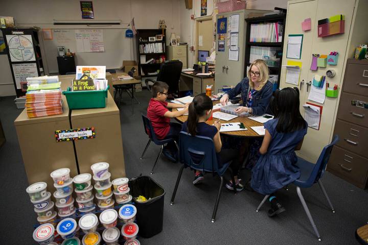 En esta foto de archivo, la maestra Sara Boucher trabaja con estudiantes de tercer grado en la ...