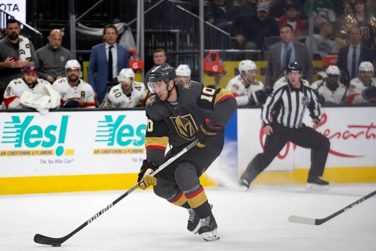 El centro de los Golden Knights Nicolas Roy (10) se escapa para anotar un gol contra los Panthe ...