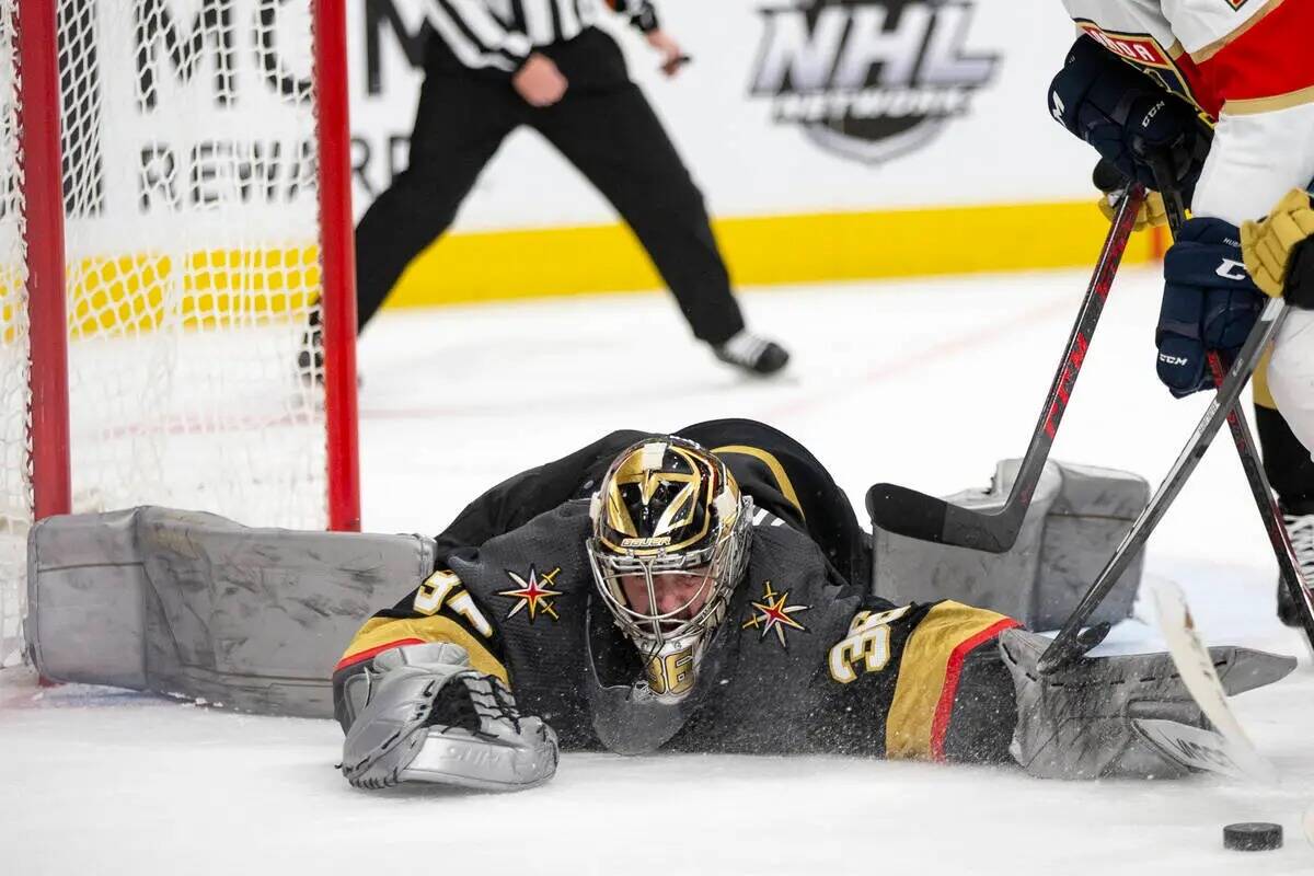 El portero de los Golden Knights, Logan Thompson (36), se lanza para atajar un disparo a puerta ...