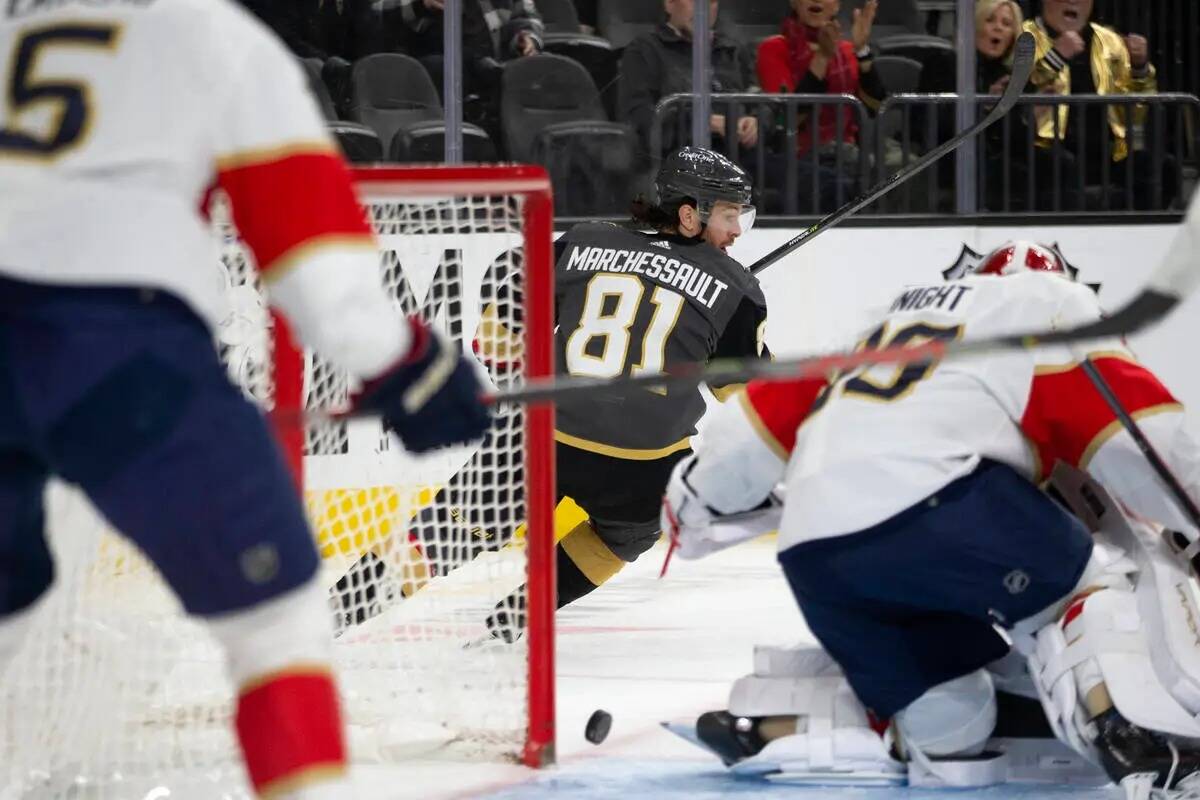 El centro de los Golden Knights, Jonathan Marchessault (81), mira hacia atrás para ver cómo e ...