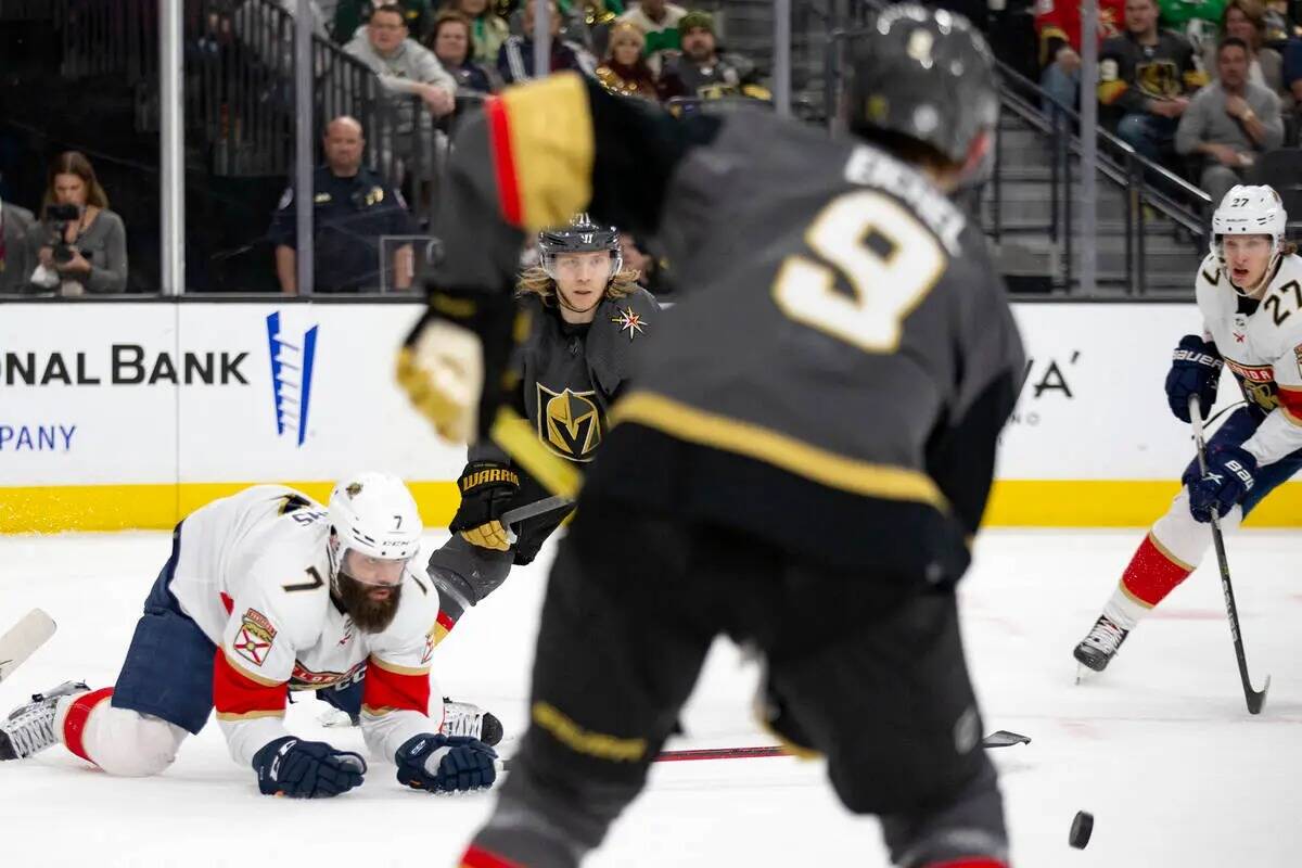 El centro de los Golden Knights William Karlsson (71) pasa al centro Jack Eichel (9) mientras e ...