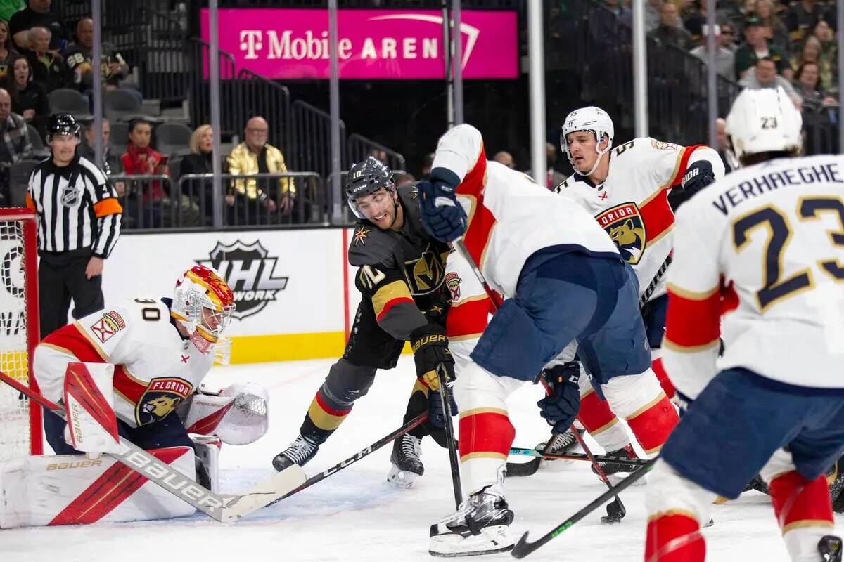 El centro de los Golden Knights, Nicolas Roy (10), busca el puck contra el portero de los Panth ...