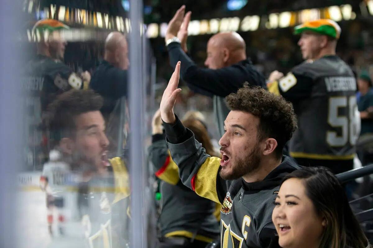 Hunter Marciano y Cindy Yang animan después de que el ala derecha de los Golden Knights, Evgen ...