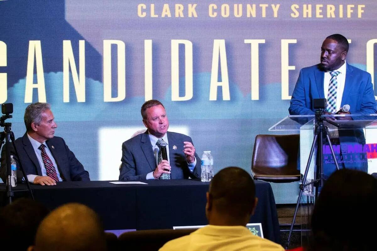 El ex subalguacil y candidato a alguacil del Condado Clark, Kevin McMahill, en el centro, habla ...