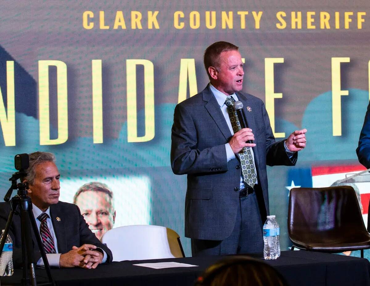 El ex subalguacil y candidato a alguacil del Condado Clark, Kevin McMahill, en el centro, habla ...