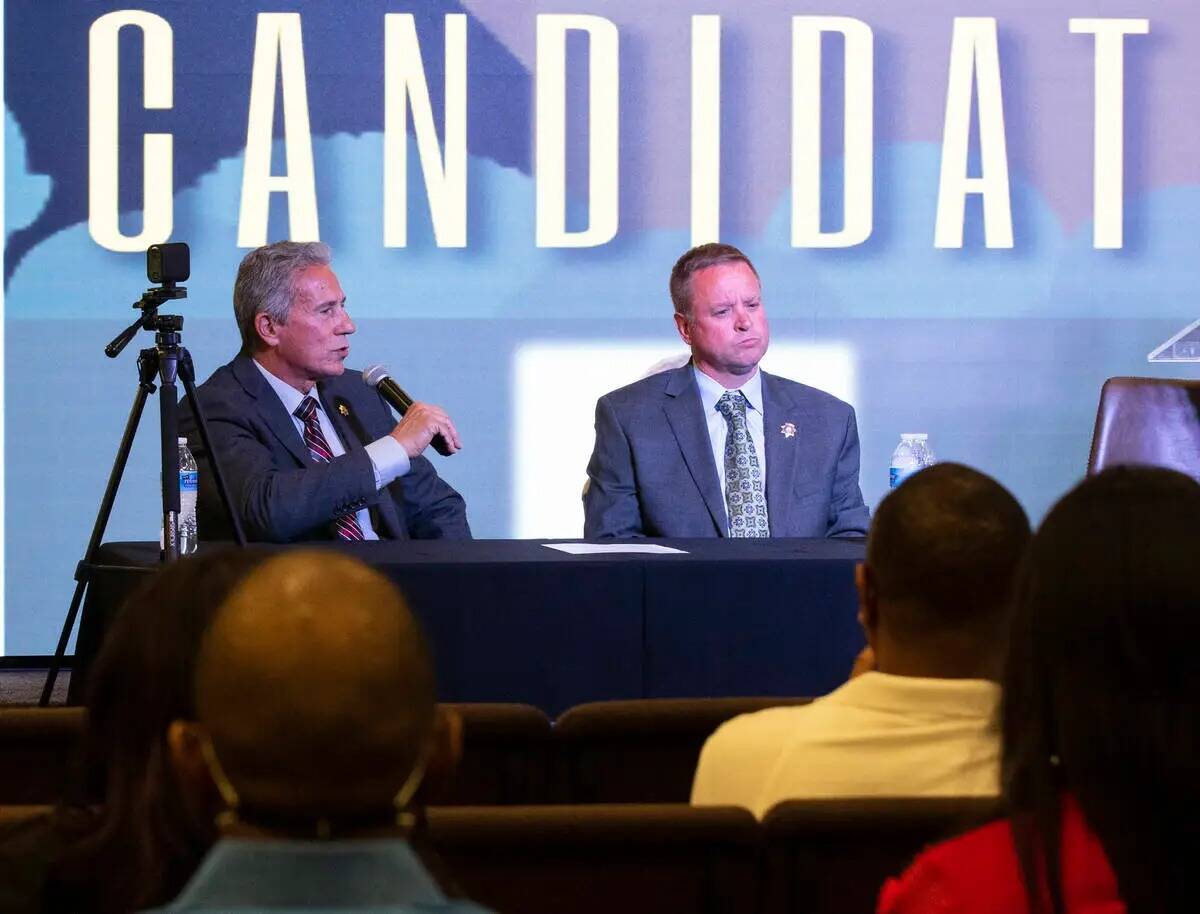 El candidato a alguacil del Condado Clark, Stan Hyt, a la izquierda, habla mientras el ex subal ...