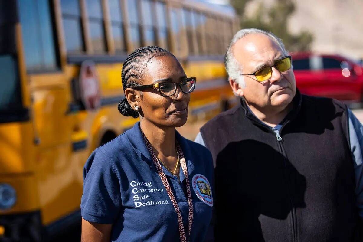 Los conductores de autobús del Distrito Escolar del Condado Clark, Latrice McCallon, a la izqu ...