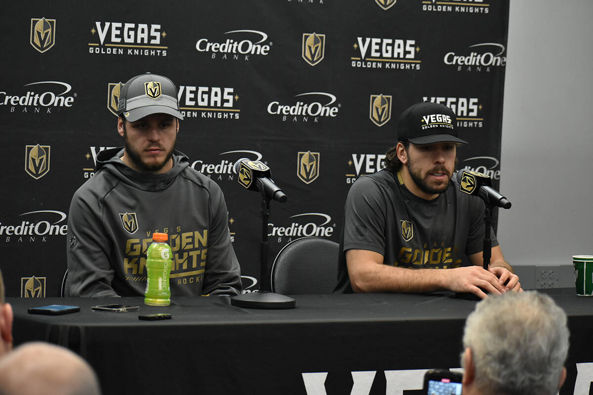 Los jugadores de Vegas Golden Knights, Mattias Janmark y Chandler Stephenson, hablan ante los m ...