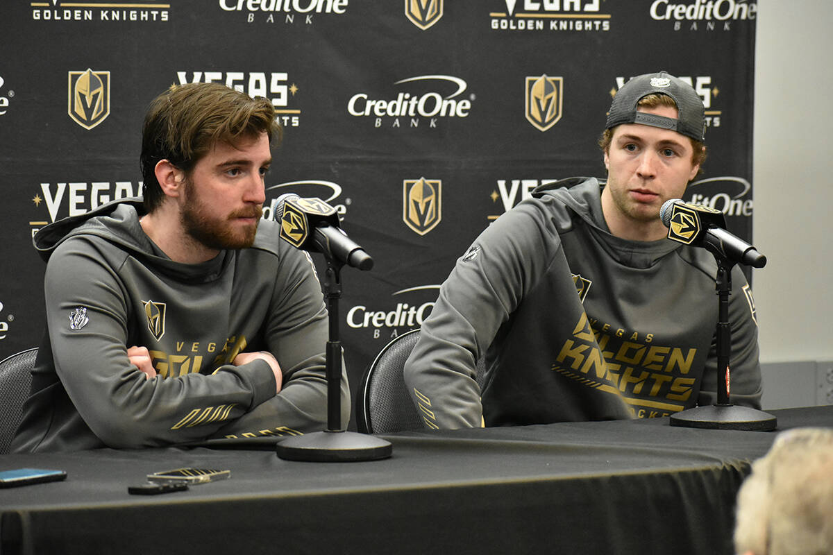 Los jugadores de Vegas Golden Knights, Logan Thompson y Ben Hutton, hablan ante los medios de c ...