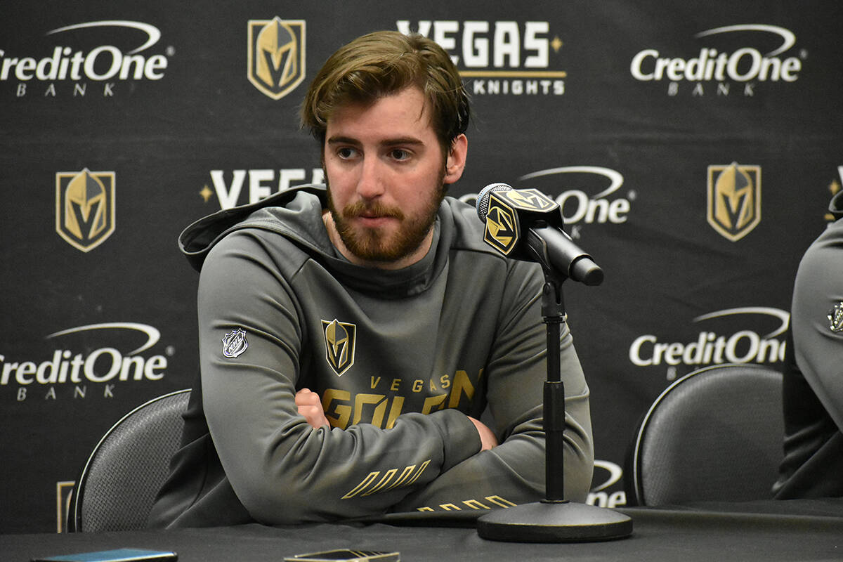 El portero de Vegas Golden Knights, Logan Thompson, habla ante los medios de comunicación lueg ...