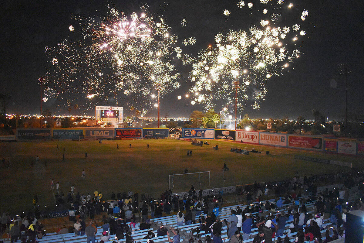 Las Vegas Lights FC derrotó a Phoenix Rising FC con marcador de 2-1 en el Cashman Field, con e ...