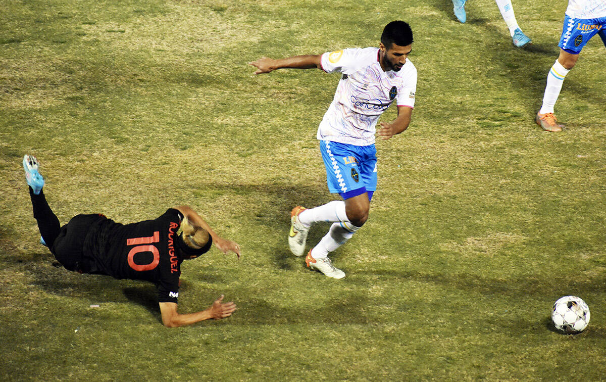 Las Vegas Lights FC derrotó a Phoenix Rising FC con marcador de 2-1 en el Cashman Field, con e ...