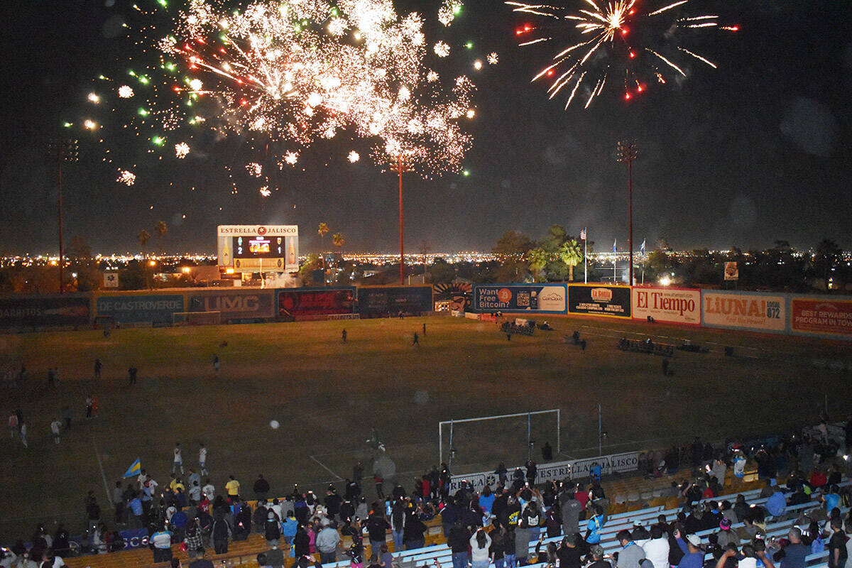 Las Vegas Lights FC derrotó a Phoenix Rising FC con marcador de 2-1 en el Cashman Field, con e ...