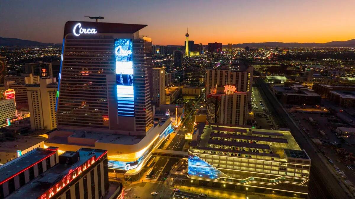 Una vista aérea del Circa Resort & Casino en el centro de Las Vegas, el martes 27 de octubre d ...