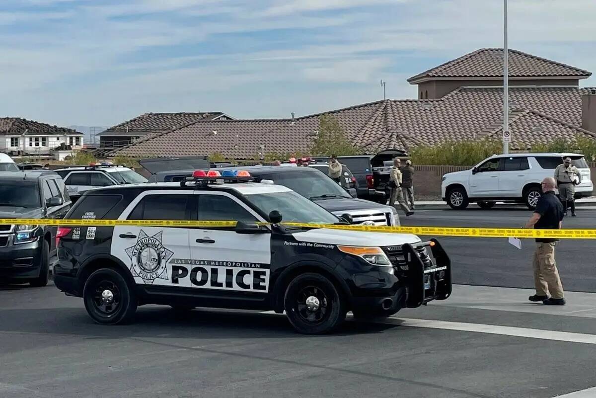 La policía de Las Vegas y el FBI investigan un tiroteo en la cuadra 5000 de Ruffian Road, cerc ...